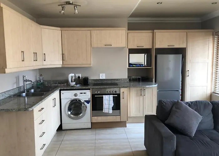 Mount Royal 28 -Large 1 Bed With Balcony