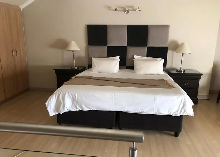 Mount Royal 28 -Large 1 Bed With Balcony