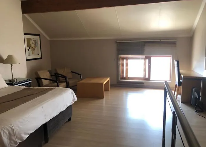 Mount Royal 28 -Large 1 Bed With Balcony